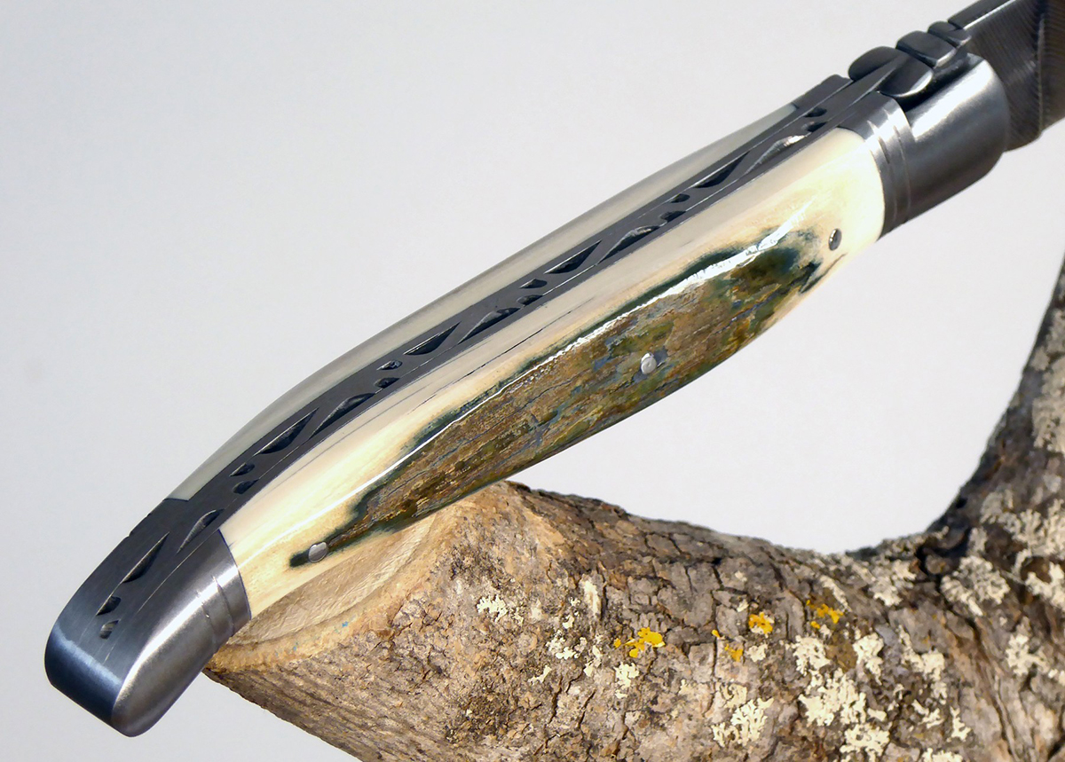 Couteau Laguiole en croûte de mammouth lame damas japonais et ressort  sculpté