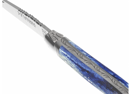 Couteau Laguiole avec un manche en os de girafe teinte bleu et 2 mitres inox image 1