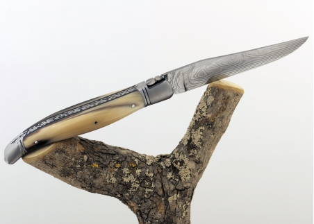 Prestige edition Laguiole knife with blond horn tip handle and Damascus blade and stainless steel bolsters image 5