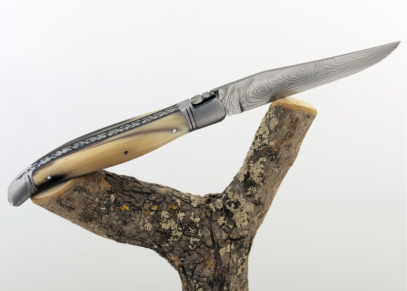 Prestige edition Laguiole knife with blond horn tip handle and Damascus blade and stainless steel bolsters image 7