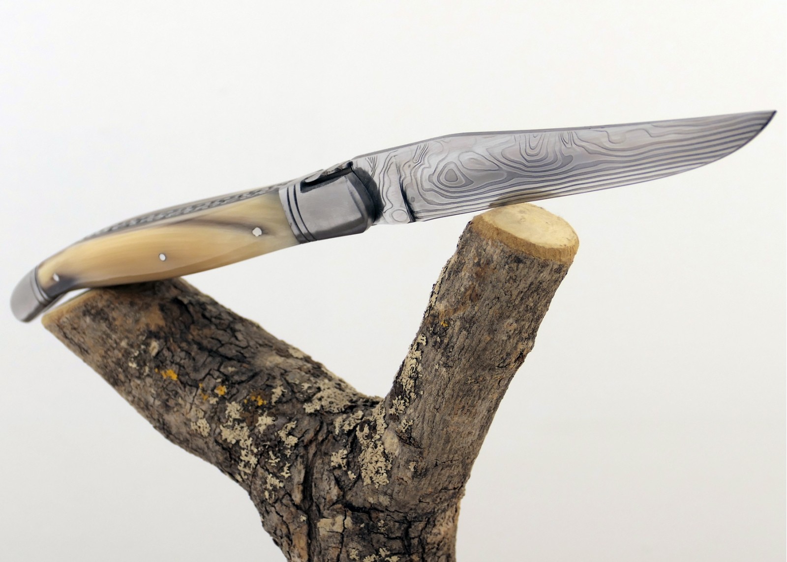 Prestige edition Laguiole knife with blond horn tip handle and Damascus blade and stainless steel bolsters image 8