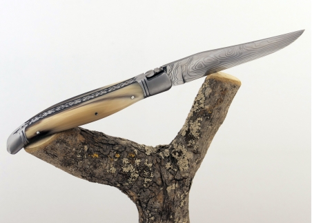 Prestige edition Laguiole knife with blond horn tip handle and Damascus blade and stainless steel bolsters image 9