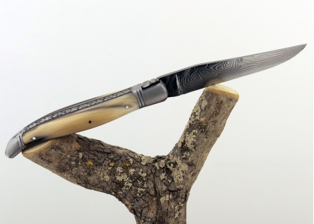 Prestige edition Laguiole knife with blond horn tip handle and Damascus blade and stainless steel bolsters image 10