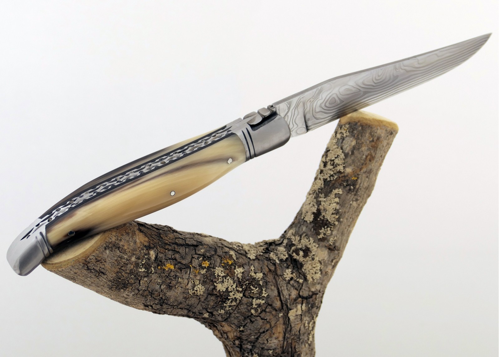 Prestige edition Laguiole knife with blond horn tip handle and Damascus blade and stainless steel bolsters image 11