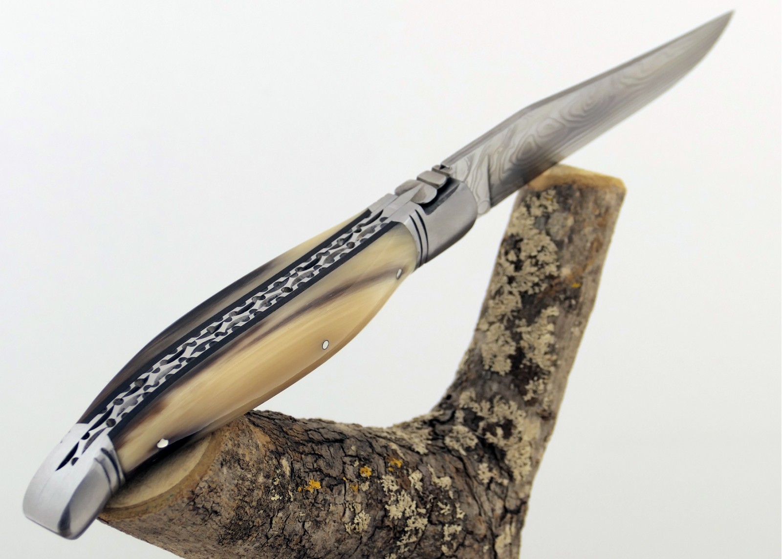 Prestige edition Laguiole knife with blond horn tip handle and Damascus blade and stainless steel bolsters image 14