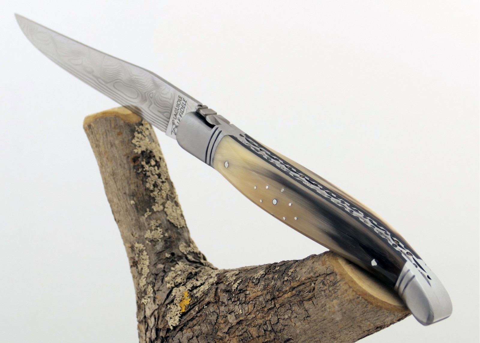 Prestige edition Laguiole knife with blond horn tip handle and Damascus blade and stainless steel bolsters image 15