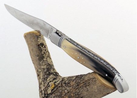 Prestige edition Laguiole knife with blond horn tip handle and Damascus blade and stainless steel bolsters image 15