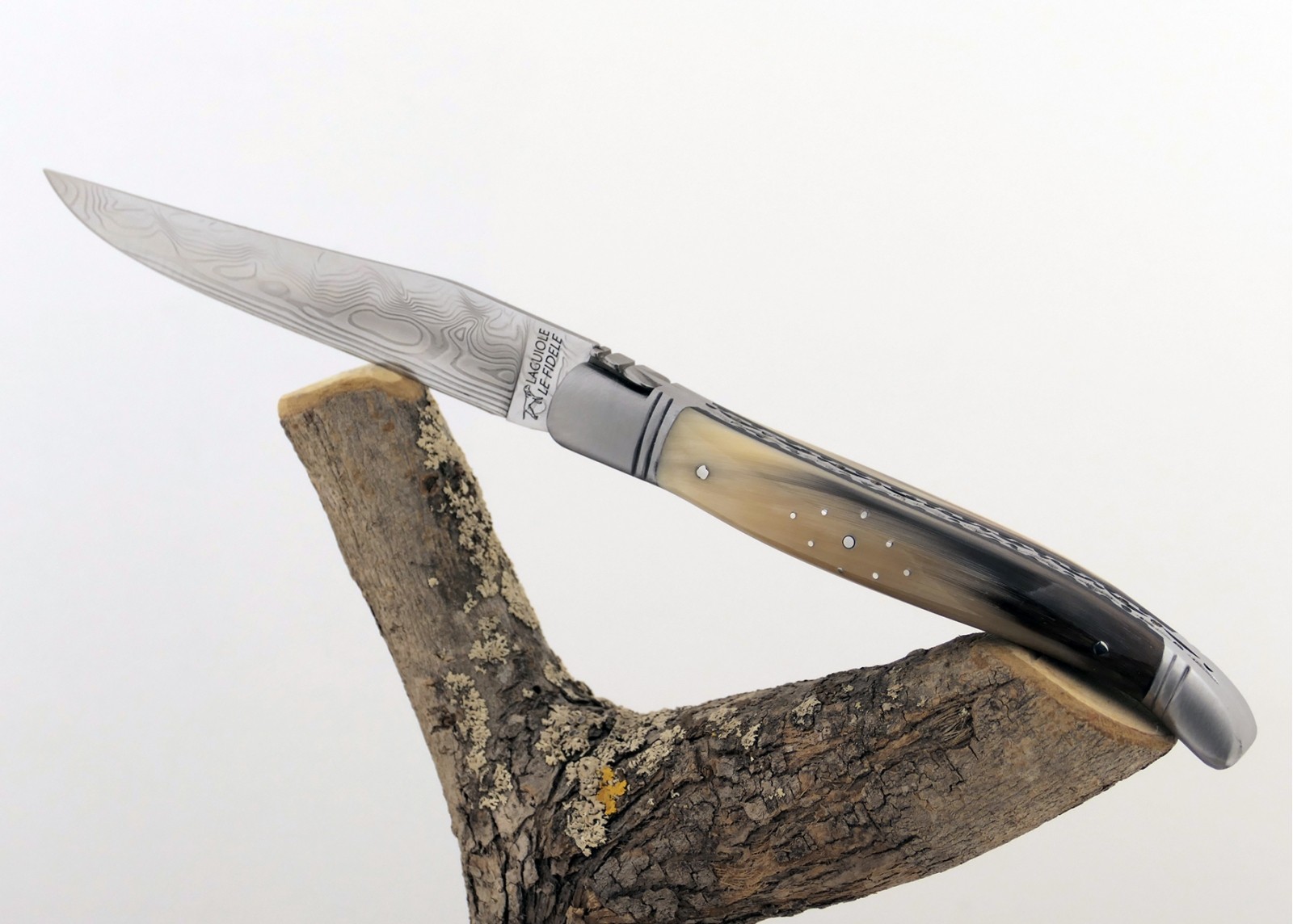 Prestige edition Laguiole knife with blond horn tip handle and Damascus blade and stainless steel bolsters image 16