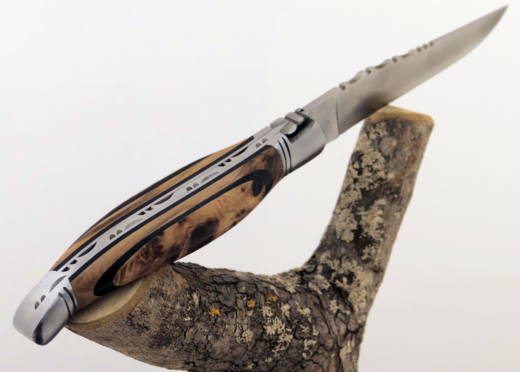 https://laguiole-17592.kxcdn.com/20543/juniper-and-ebony-wood-laguiole-rounded-knife.jpg