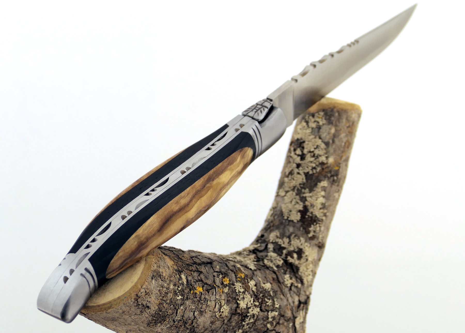 https://laguiole-17592.kxcdn.com/20549/ebony-and-olive-wood-laguiole-rounded-knife.jpg