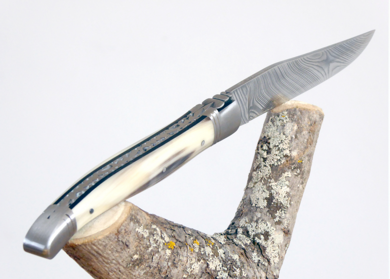 Couteau Laguiole, lame forgée Damas, manche Corne Blonde image 4