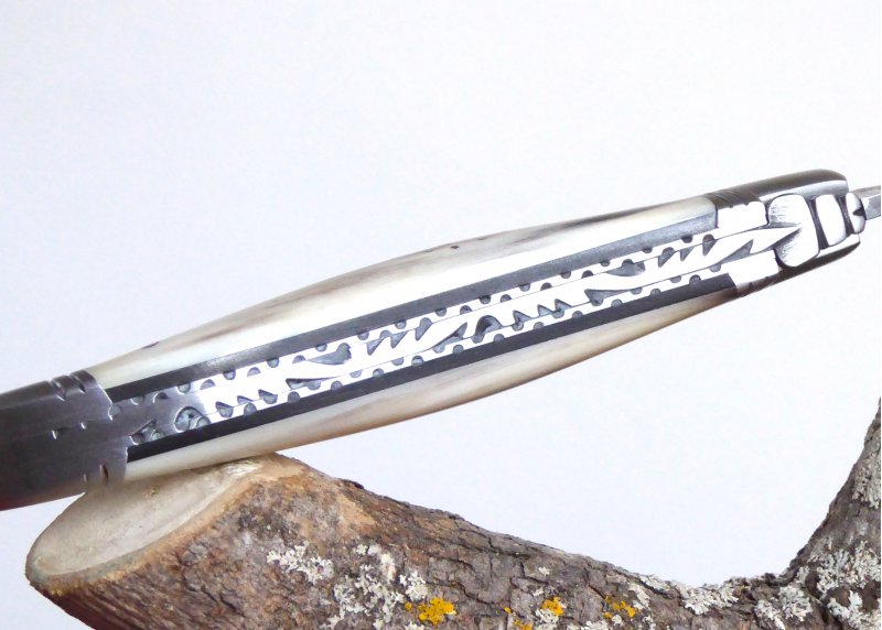 Couteau Laguiole, lame forgée Damas, manche Corne Blonde image 7