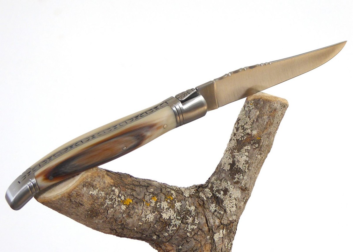 Laguiole knife with blond horn handle and brass bolsters Actiforge