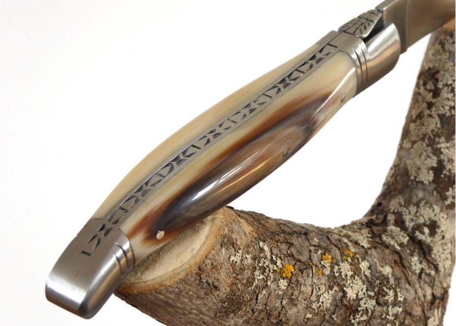 Couteau Laguiole Bombé avec son manche en Pointe de Corne Blonde image 3