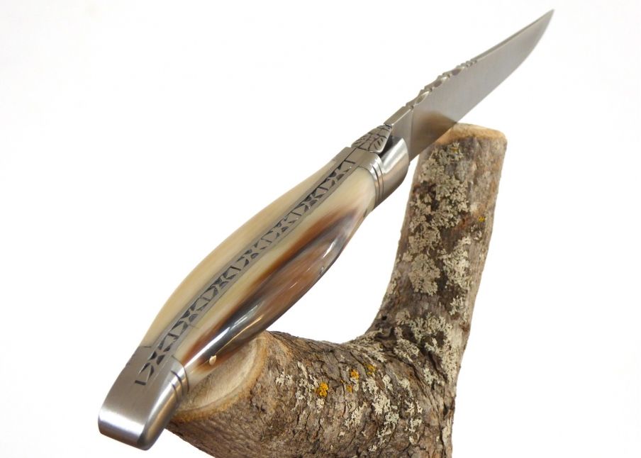 Couteau Laguiole Bombé avec son manche en Pointe de Corne Blonde image 4