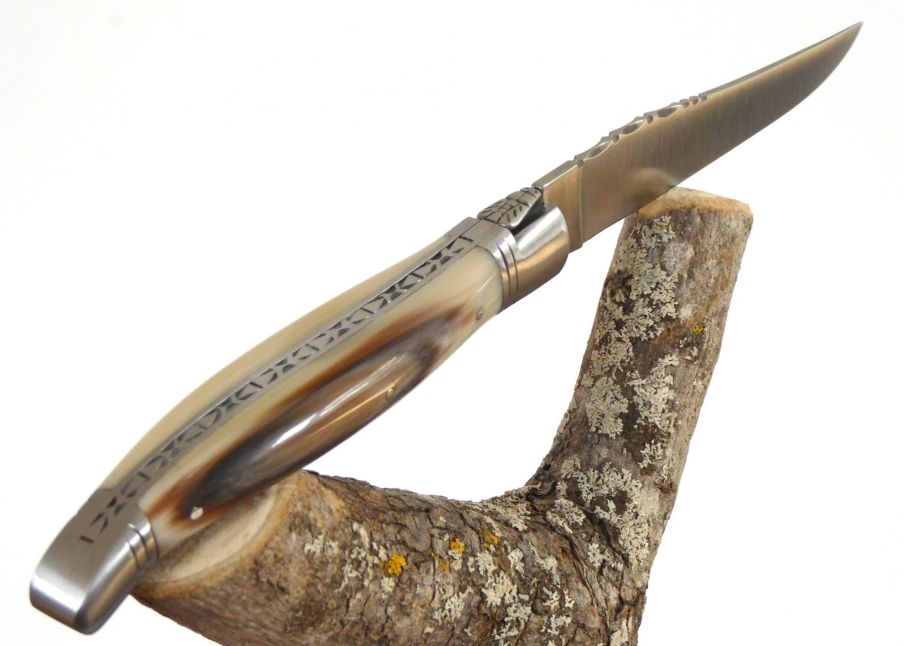 Couteau Laguiole Bombé avec son manche en Pointe de Corne Blonde image 5