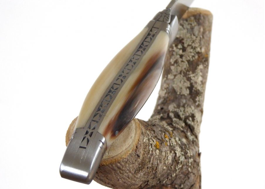 Couteau Laguiole Bombé avec son manche en Pointe de Corne Blonde image 9