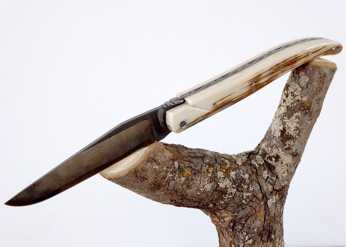 Couteau Laguiole en croûte de mammouth lame damas japonais et ressort  sculpté