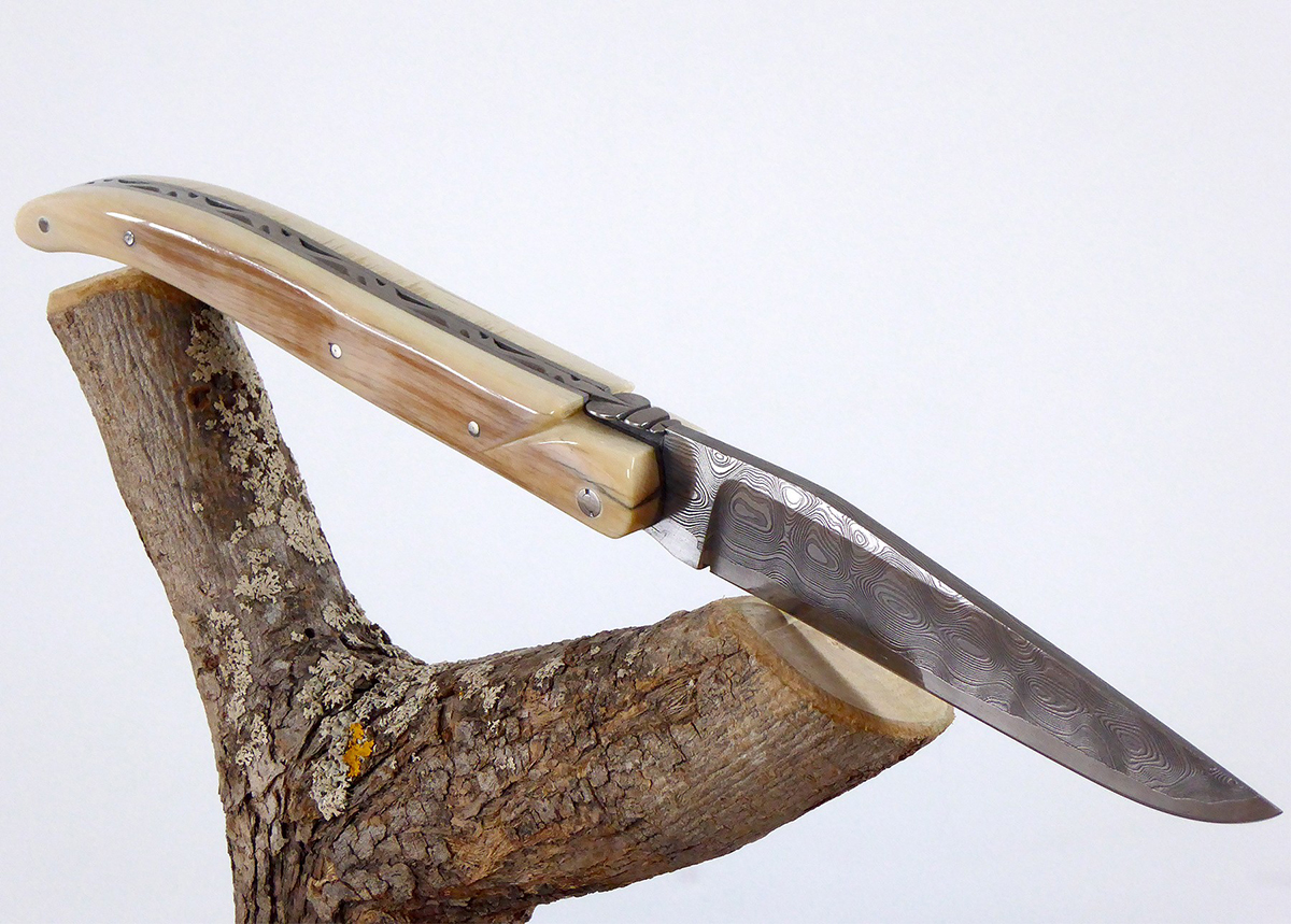 Couteau Laguiole en ivoire de mammouth damas carbone ressort ciselé