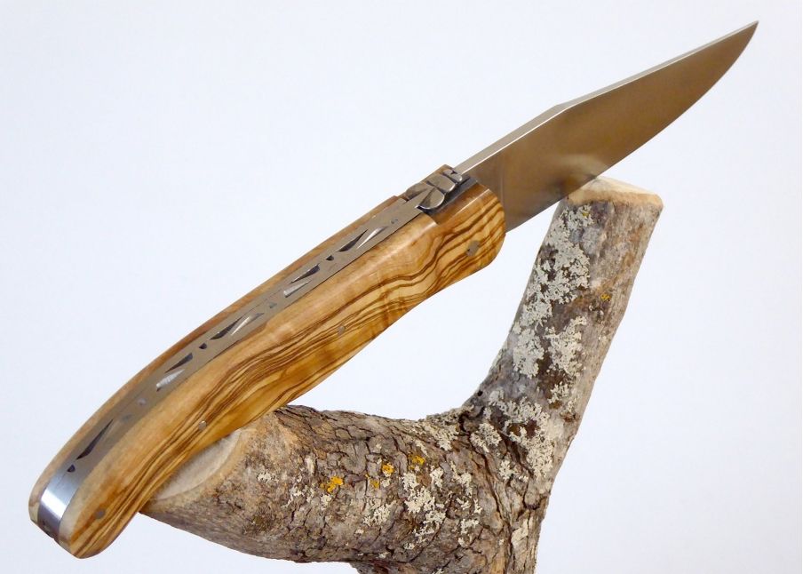 Laguiole de Chasse Forgé, Plein Manche en Bois d'Olivier image 1