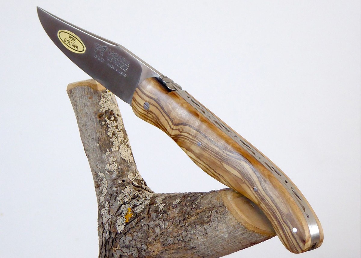 Laguiole de Chasse Forgé, Plein Manche en Bois d'Olivier image 5