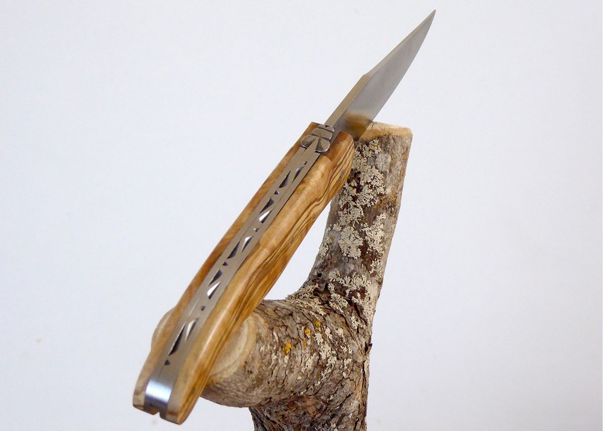 Laguiole de Chasse Forgé, Plein Manche en Bois d'Olivier image 6