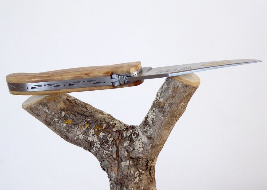 Laguiole de Chasse Forgé, Plein Manche en Bois d'Olivier image 8