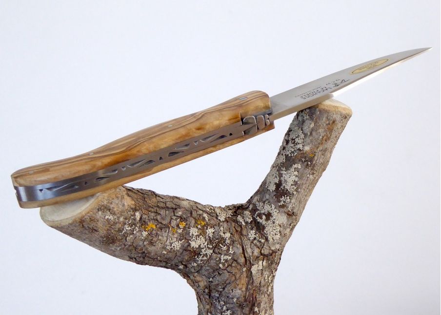 Laguiole de Chasse Forgé, Plein Manche en Bois d'Olivier image 9