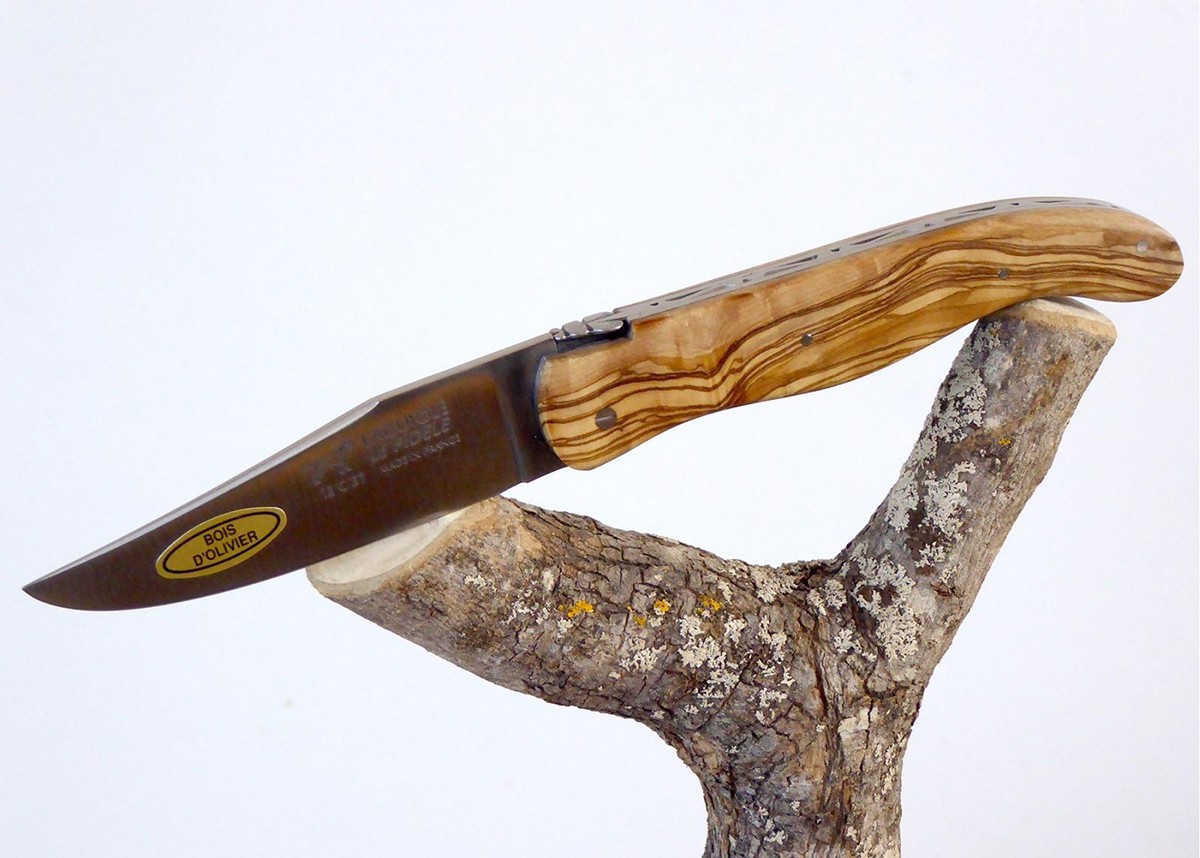 Laguiole de Chasse Forgé, Plein Manche en Bois d'Olivier image 10